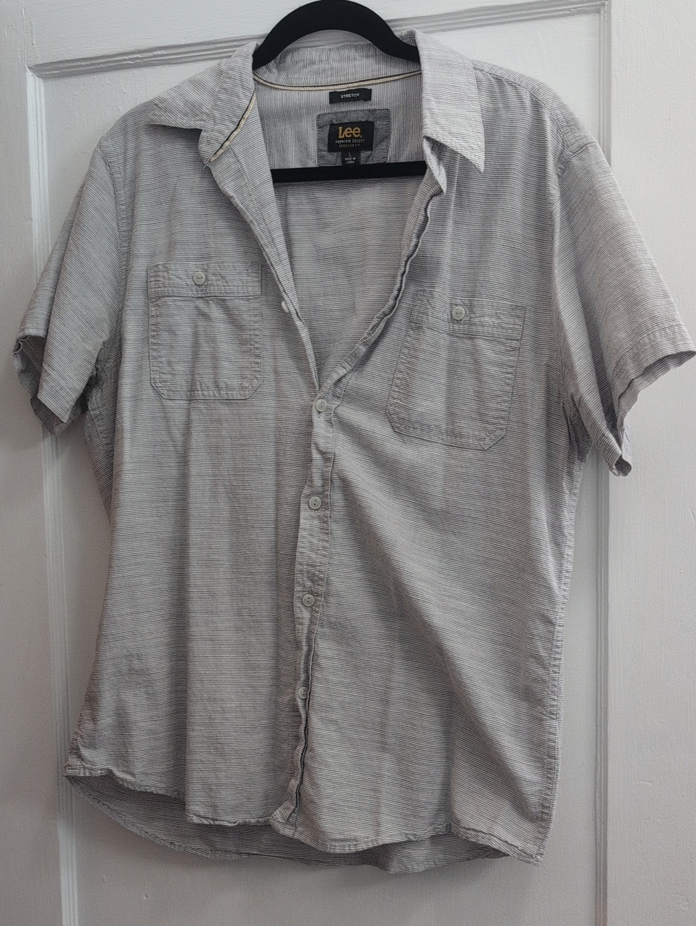 Lee Men’s Short-Sleeve Casual Button-Down Shirt in Light Gray